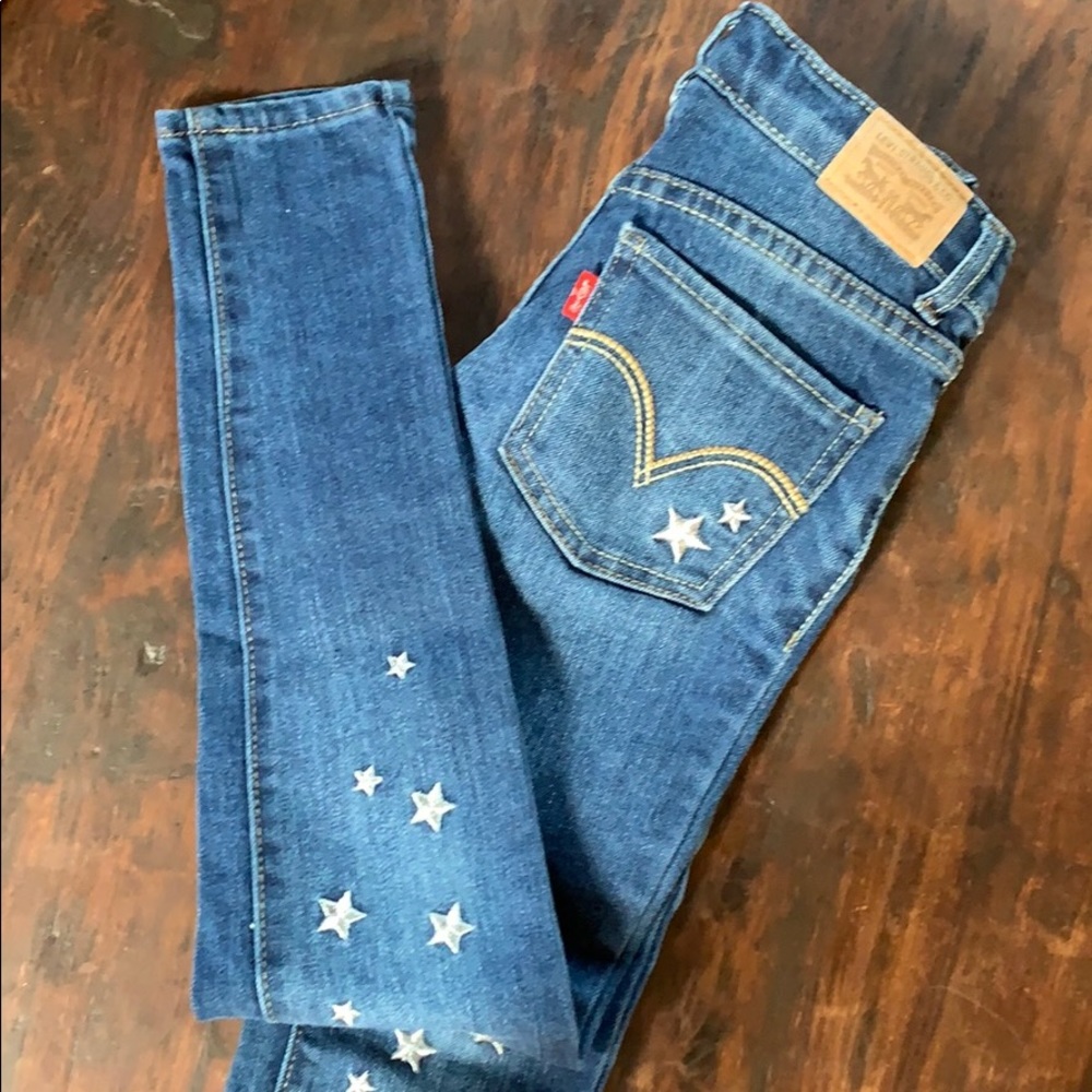 SOLD. Like New Levi’s Super Skinny Star Jeans 7 Reg